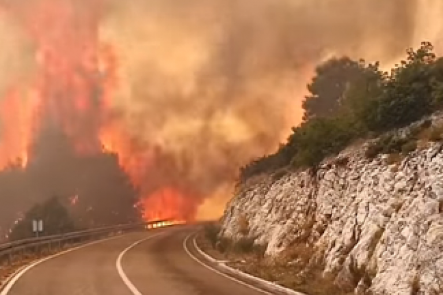 JEZIVE SLIKE IZ DALMACIJE: Požar s kojim se bore stotine vatrogasaca (VIDEO)