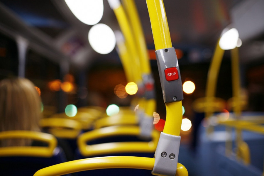 INCIDENT: Upali su u krcati bus i grubo isterali tamnopute putnike, pa ih ponizili