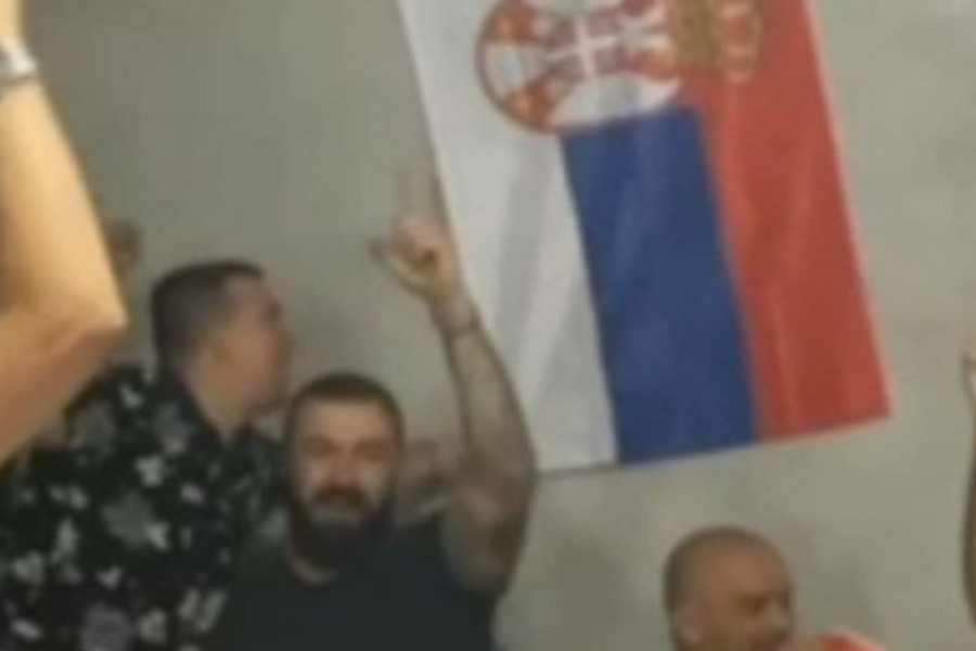 "EVO BRAĆE KOJI SMIJU, SRPSKI BARJAK DA RAZVIJU!" Nikola Peković se veseli ispod SRPSKE zastave, LUDILO pod šatorom (VIDEO)