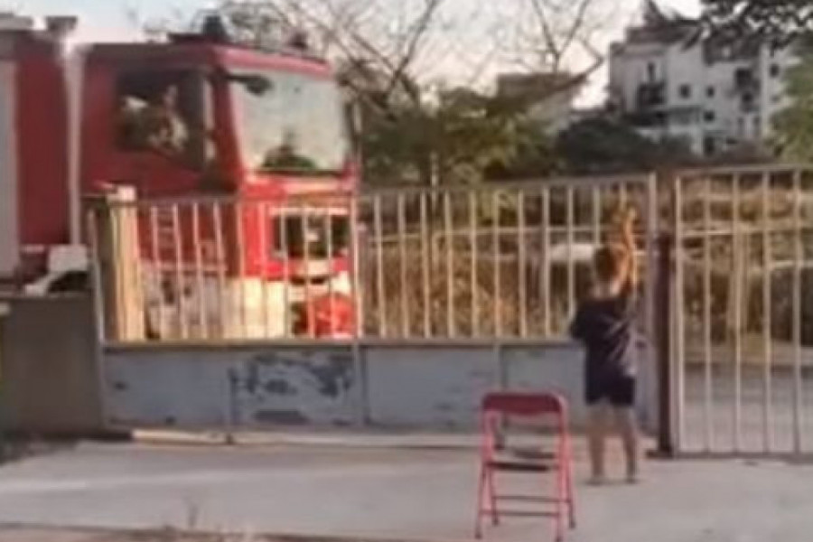 JEDAN MALIŠAN SA HVARA POSTAO PRAVA ZVEZDA DRUŠTVENIH MREŽA! Satima sedeo u dvorištu da bi pozdravio vatrogasce (VIDEO)
