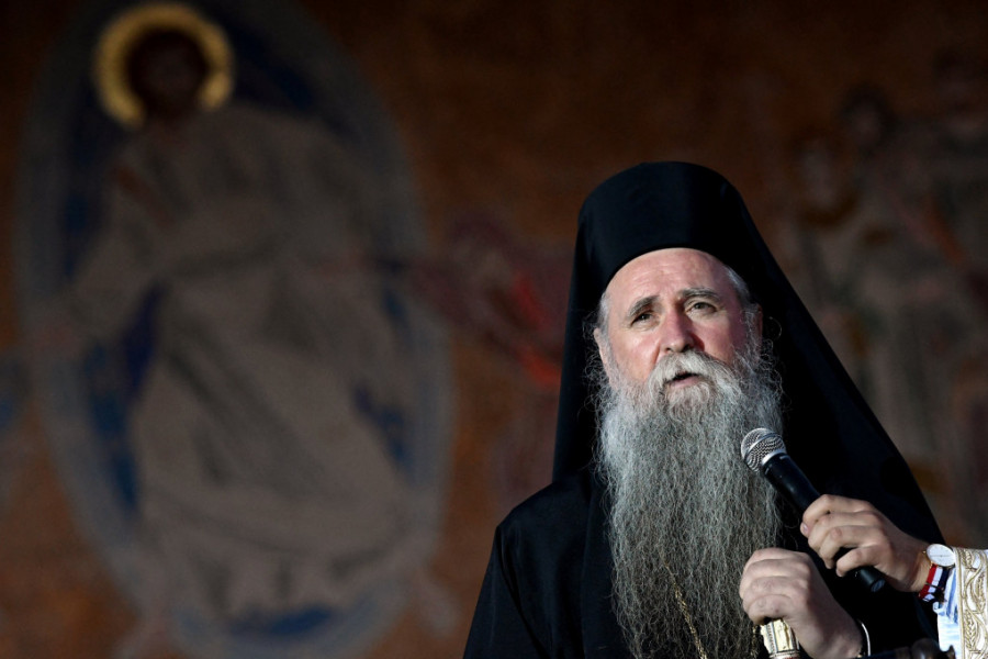Mitropolit Joanikije osveštao badnjake ispred Cetinjskog manastira: Nadamo se da će braća biti izmirena