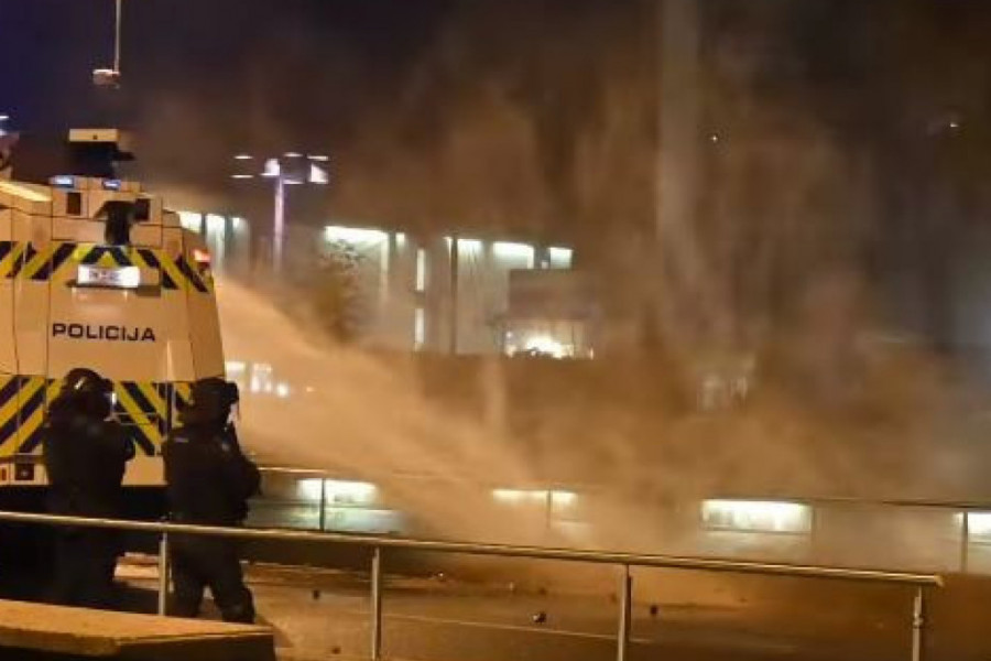 ANARHIJA NA ULICAMA LJUBLJANE: Antivakseri pokušali da zapale Parlament, policija krenula u kontranapad (FOTO/VIDEO)
