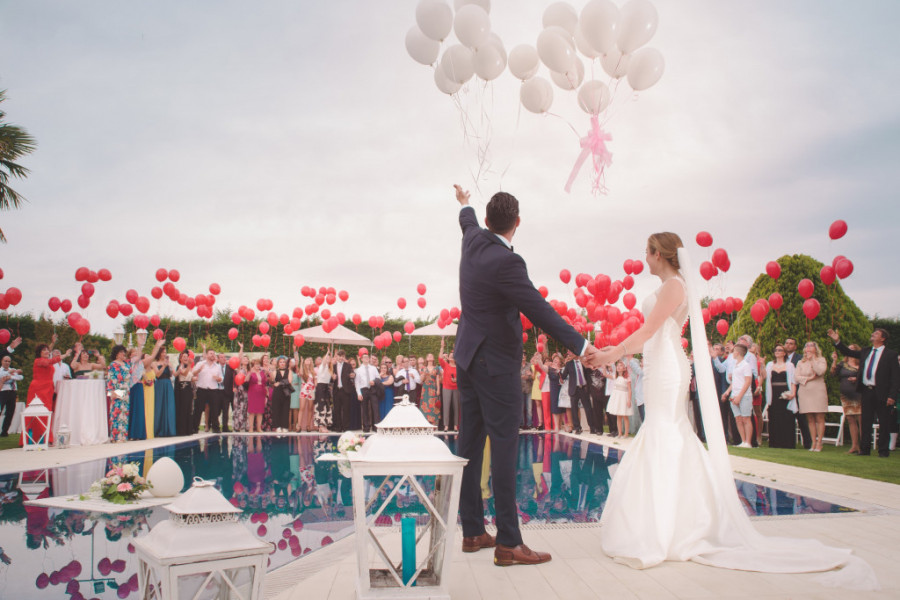LOPATAMA SKUPLJAJU NOVAC! Najraskalašnija albanska svadba zapalila Tik tok! (VIDEO)