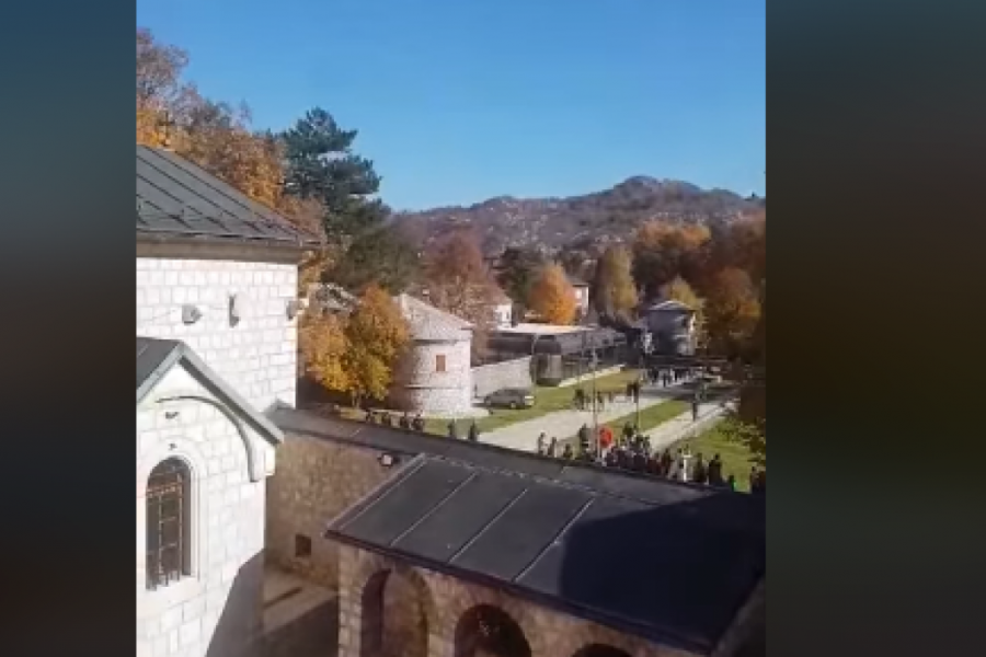 BRUKA KOMITA DOVEKA! Sramne scene ispred Cetinjskog manastira, vređali mitropolita Joanikija VIDEO