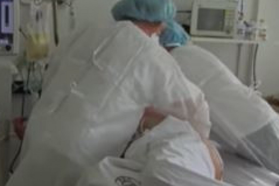 UZNEMIRUJUĆI VIDEO: Novinari u viziti kovid bolnice, kamera zabeležila strašne prizore (VIDEO)