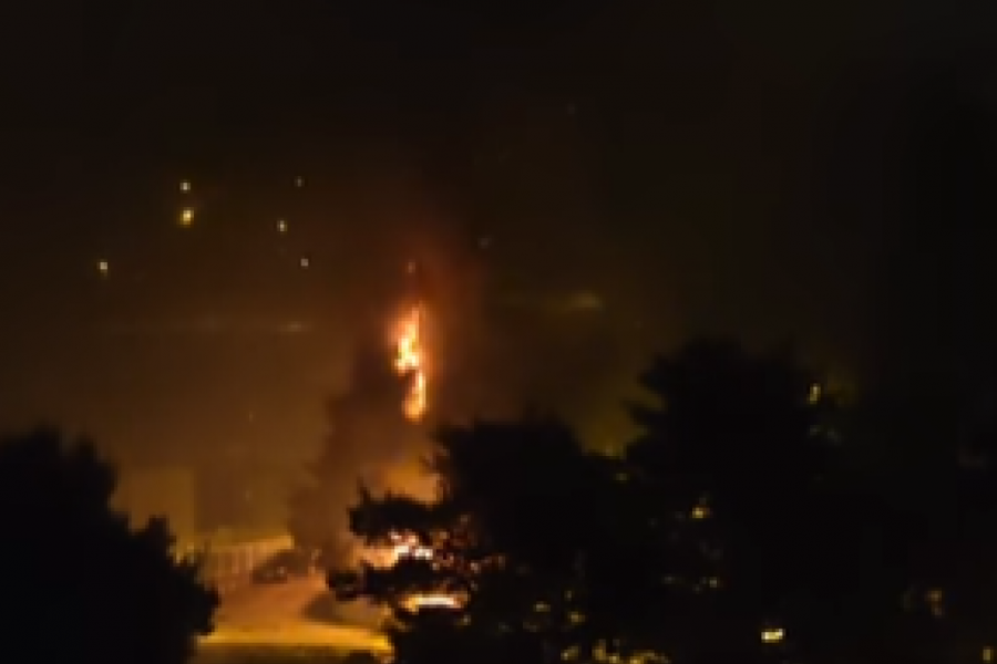 SNAŽNA EKSPLOZIJA UZNEMIRILA KOMŠIJE: Stravičan požar u Splitu - goreli automobili i motori (VIDEO)