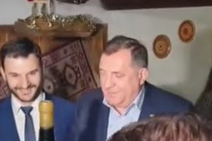 SNSD SLAVI POBEDU! Prijedor ima novog gradonačelnika, veselo u Izbornom štabu - zapevali i dobro poznatu pesmu (VIDEO)