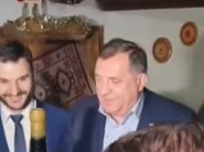 SNSD SLAVI POBEDU! Prijedor ima novog gradonačelnika, veselo u Izbornom štabu - zapevali i dobro poznatu pesmu (VIDEO)