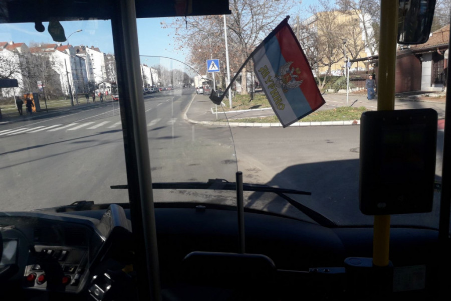 BEOGRADSKI AUTOBUS PRONOSI PRIČU O “MURINI“ Vozač istakao zastavu simbola stradanja srpskog naroda u Crnoj Gori!