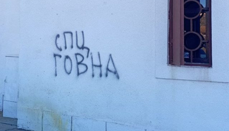 "GRAĐANSKI" ŠOVINIZAM NA DELU: Sraman grafit na crkvi Hristovog Vaznesenja u Podgorici (FOTO)