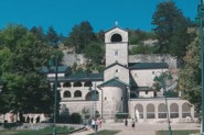 BRUKA I SRAMOTA NA CETINJU: Kamenovana srpska deca koja su se veselila uz kolo ispred Cetinjskog manastira REAGOVAO GRADONAČELNIK NIKŠIĆA