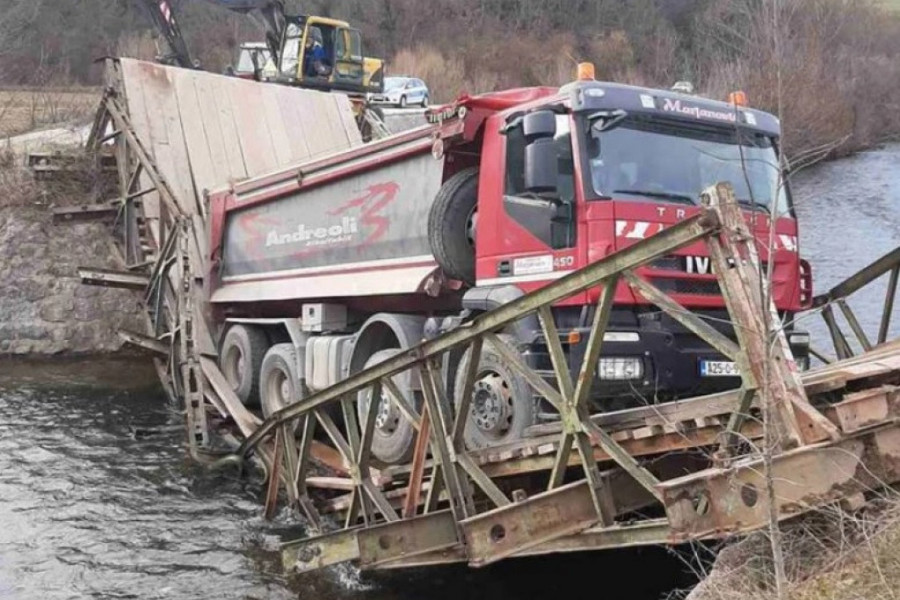 Neobična nezgoda: MOST PUKAO, kamion morali da izvlače bagerom (FOTO)