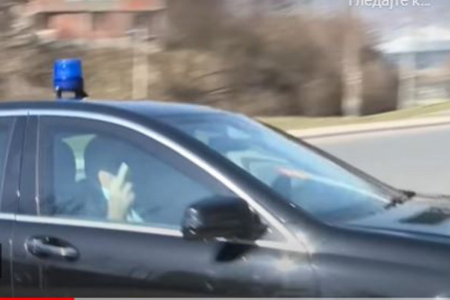 DODIK ŠOKIRAO BURNOM REAKCIJOM NAKON SASLUŠANJA: Iz automobila pokazao srednji prst novinarima (FOTO)