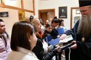 DOSTOJAN: Mitropolit Joanikije u Sabornom hramu u Baru ugostio izbeglice iz Ukraine, najmlađima prigodni pokloni
