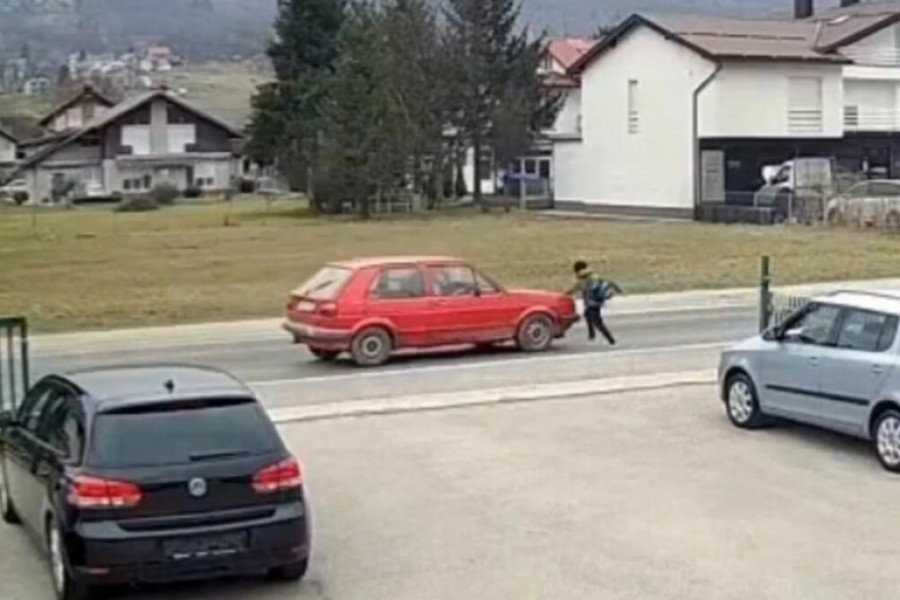 UZNEMIRUJUĆE! Automobilom udara dete dok je pretrčavalo ulicu! Odbacio ga dva metra! (VIDEO)