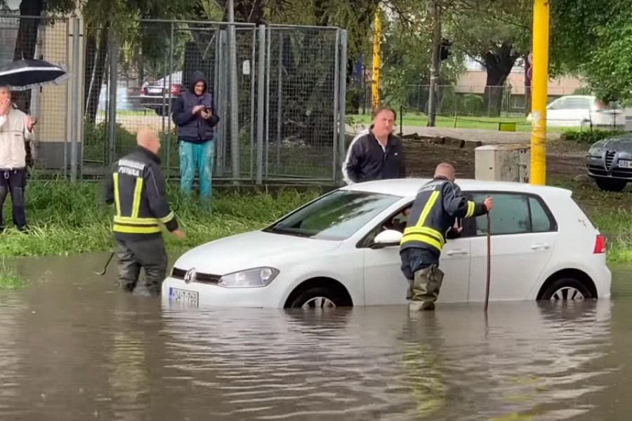 HAOS U TUZLI: Deca bila u poplavljenom automobilu, pogledajte kako su ih spasili (VIDEO)