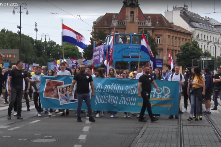 U ZAGREBU SKUP PROTIV ABORTUSA: Ulice broje nekoliko hiljada ljudi