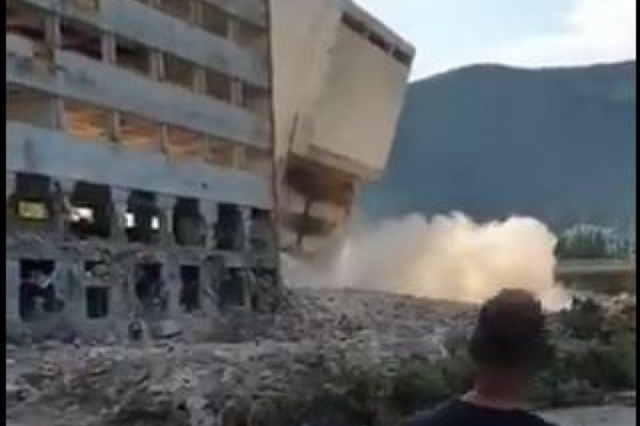 "NEMOJ ZA*EBAVAT": Pogledajte URNEBESNO rušenje zgrade nekadašnjeg SFRJ giganta u Mostaru (VIDEO)