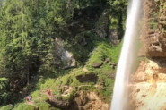 Vodopad iz komšiluka kome se prilazi samo "s leđa" (VIDEO)