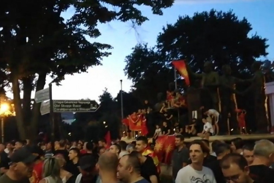 POTEZALI I PIŠTOLJE: Tenzije na protestu u Skoplju između Albanaca i Makedonaca (VIDEO)