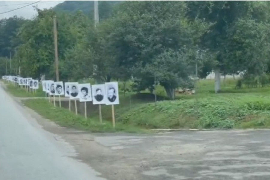 Na putu od Bratunca prema Potočarima postavljene fotografije koje opominju na NEPRAVDU I BOL!