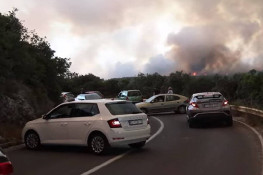 STRŠAN POŽAR U ŠIBENIKU PROGUTAO 20 KUĆA: 350 vatrogasaca gasilo vatru tokom noći (VIDEO)
