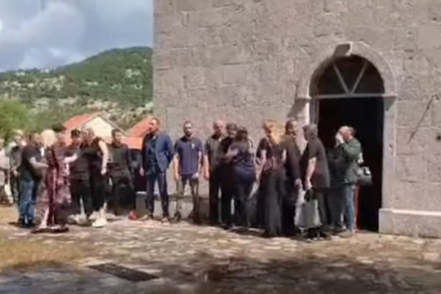 SAHRANJENA MAJKA SA SINOVIMA: Suprug Miloš i brojni građani Cetinja se oprostili od Nataše, Mašana i Marka (VIDEO)