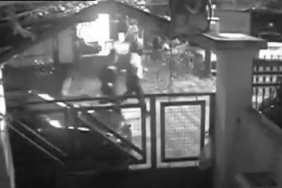 (VIDEO) BOMBAŠI POBEGLI LAGANIM KASOM: Pogledajte kako su napadači izvršili diverziju na kuću policajca Eće