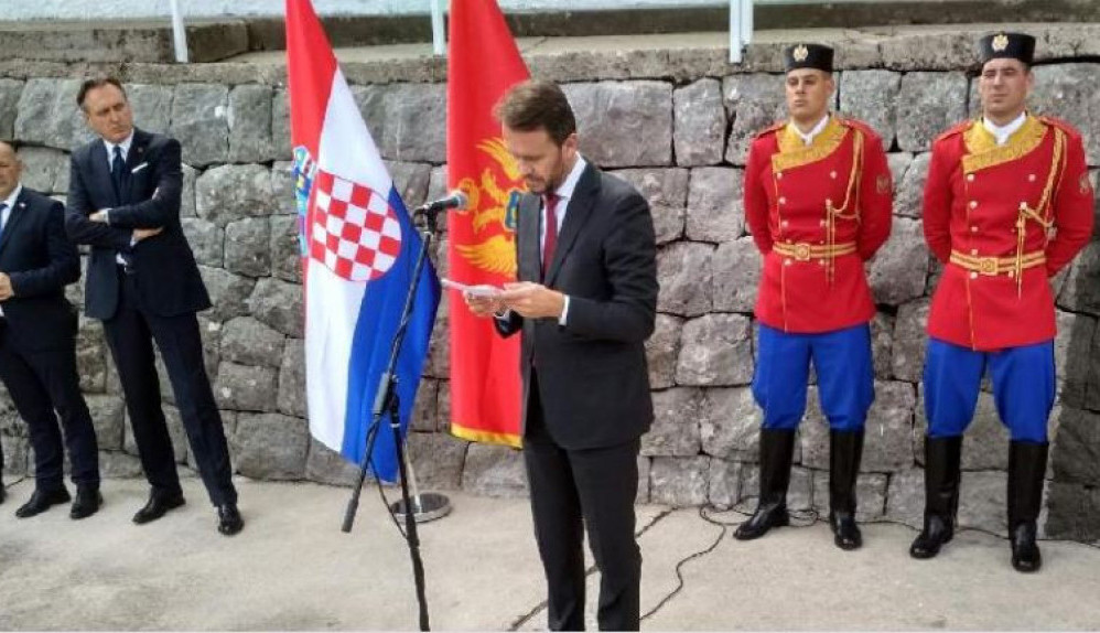 VOJSKA ŠTITI SRAMOTU: Kotorski inspektori sprečeni da uklone spornu spomen-ploču hrvatskim civilima u Morinju