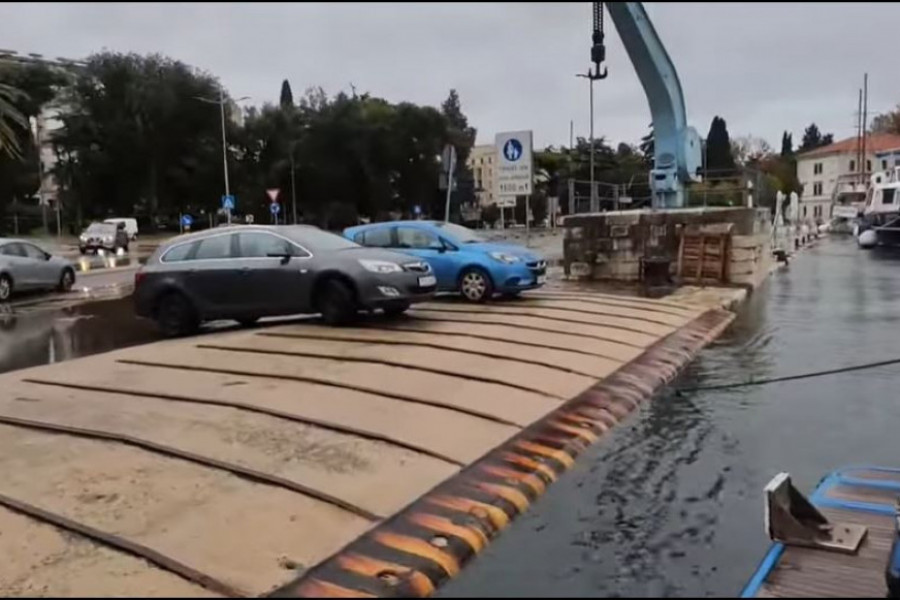 (VIDEO) VELIKO NEVREME U ISTRI: Na rivi u Puli automobili okruženi vodom, potopljeni Rovinj i Cres, voda ušla u kafiće i restorane