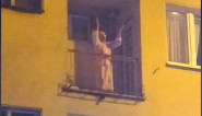 ROK MI BEJBE! Baka plesala na terasi tokom koncerta u Sarajevu, postala HIT! (VIDEO)