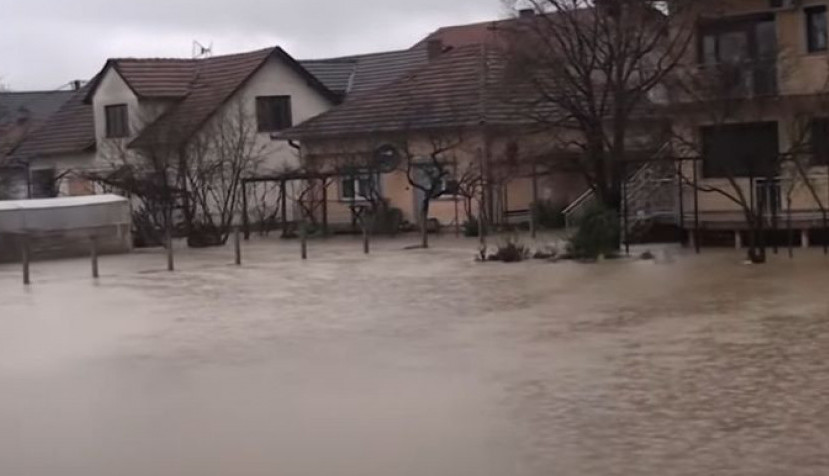 TOTALNI HAOS, PRETI PUCANJE NASIPA: Bosna se bori sa poplavama (VIDEO)