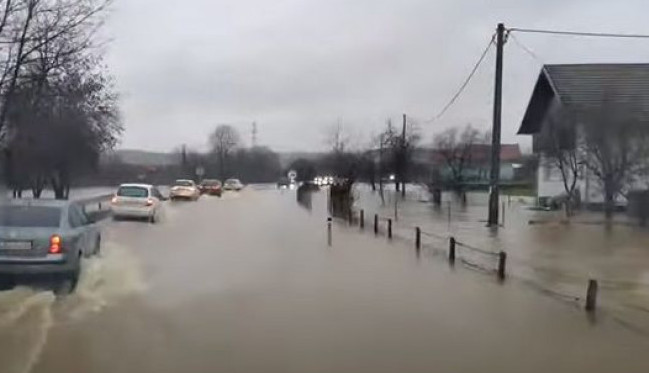 HAOS U BOSNI: Poplavljeno 200 kuća, jednu porodicu spasavali čamcem (VIDEO)