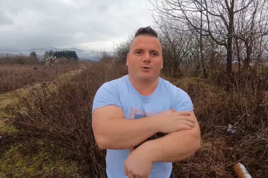NOSI SAMO BOKSERICE, UMIVA SE LEDOM: Ovo je bosanski Hulk o kom bruje mreže (VIDEO)
