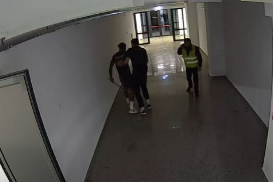 (VIDEO) Košarkaš koji je isključen iz igre, vratio se sa šipkom u ruci- Prethodno napao Markovića