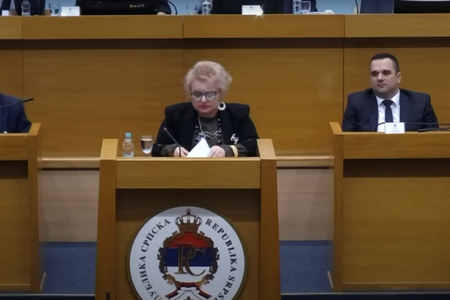 MENI ZVONI TELEFON KAD CRKNE KRAVA: Kako je Obrenka ukrala šou u Skupštini (VIDEO)