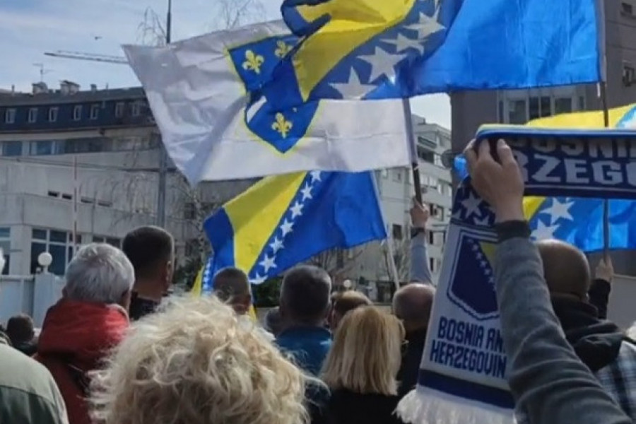 PROTESTI U SARAJEVU "Da ode Šmit" (VIDEO)