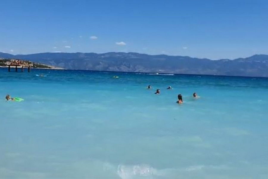 DVADESET CENTI POLA MINUTA: Poznato hrvatsko letovalište uvodi naplatu tuširanja na plaži