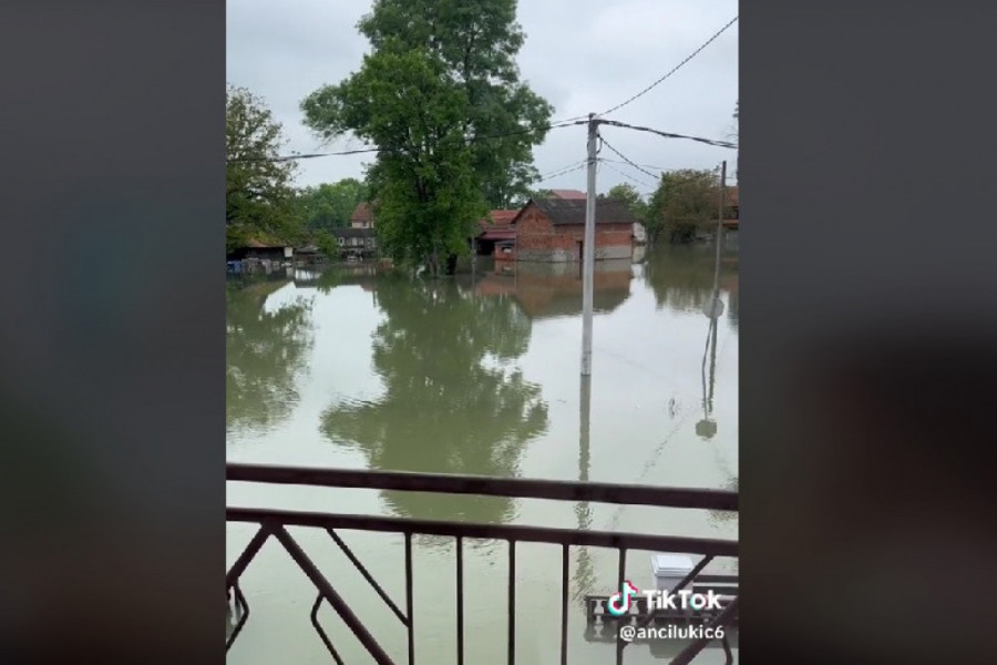 Devojka iz Hrvatske pokazala kako izgleda život u poplavi, ovo je strašno (VIDEO)